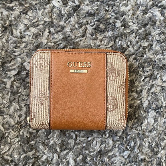 ‼️SOLD‼️ Guess Compact Wallet - Picture 1 of 8